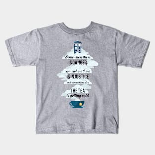 Universe traveller tea Kids T-Shirt